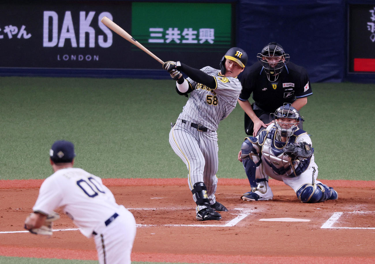 オリックス対阪神　7回表阪神1死、前川は右二塁打を放つ。投手はエスピノーザ（撮影・加藤哉）