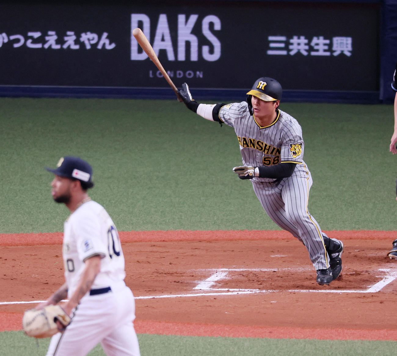 オリックス対阪神　7回表阪神1死、前川は右二塁打を放つ。投手はエスピノーザ（撮影・加藤哉）