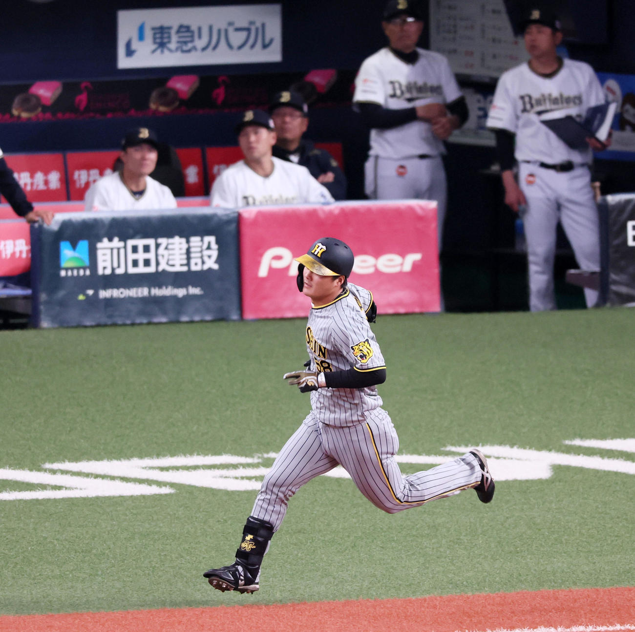 オリックス対阪神　7回表阪神1死、前川は右二塁打を放つ（撮影・加藤哉）