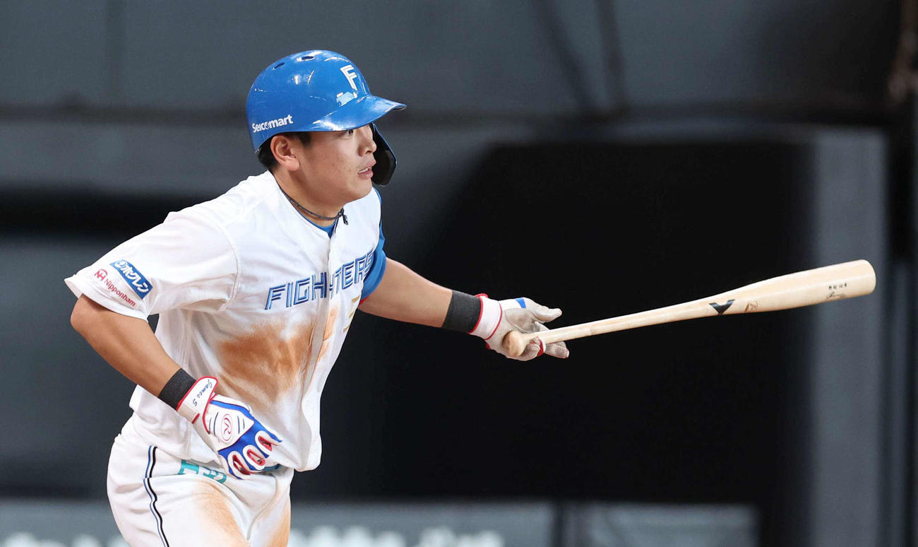 日本ハム対DeNA 8回裏日本ハム2死、中前打を放つ野村（撮影・黒川智章）