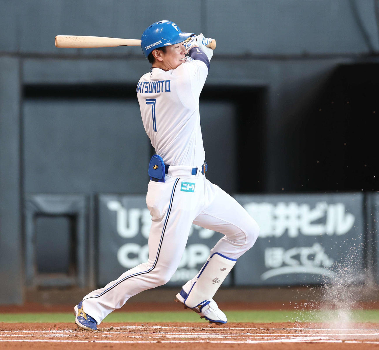 日本ハム対DeNA 1回裏日本ハム1死、二ゴロに終わる松本剛（撮影・黒川智章）
