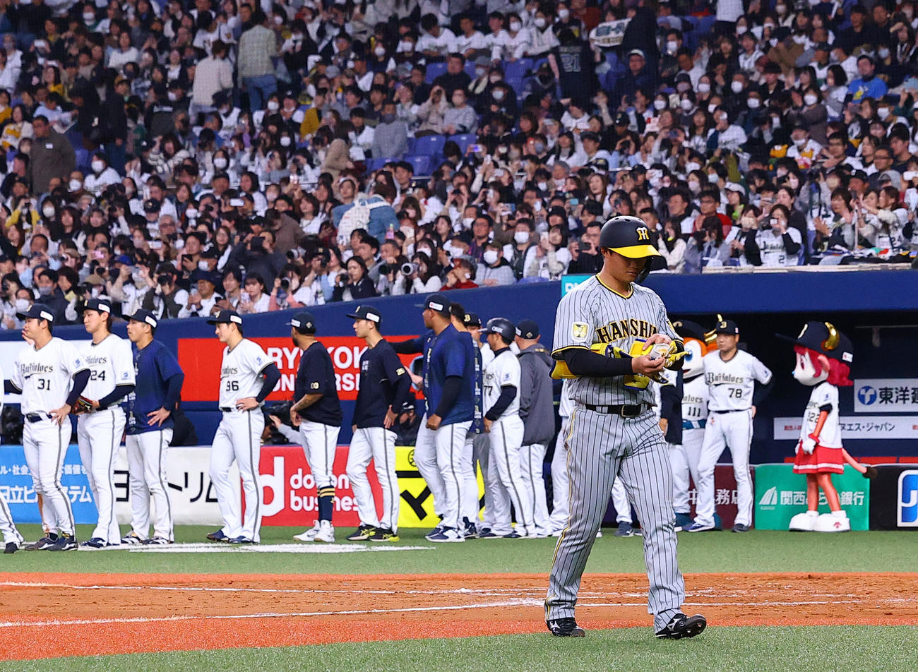 オリックス対阪神　9回表阪神2死満塁、二飛に倒れ、ベンチに引き揚げる森下翔太（撮影・藤尾明華）
