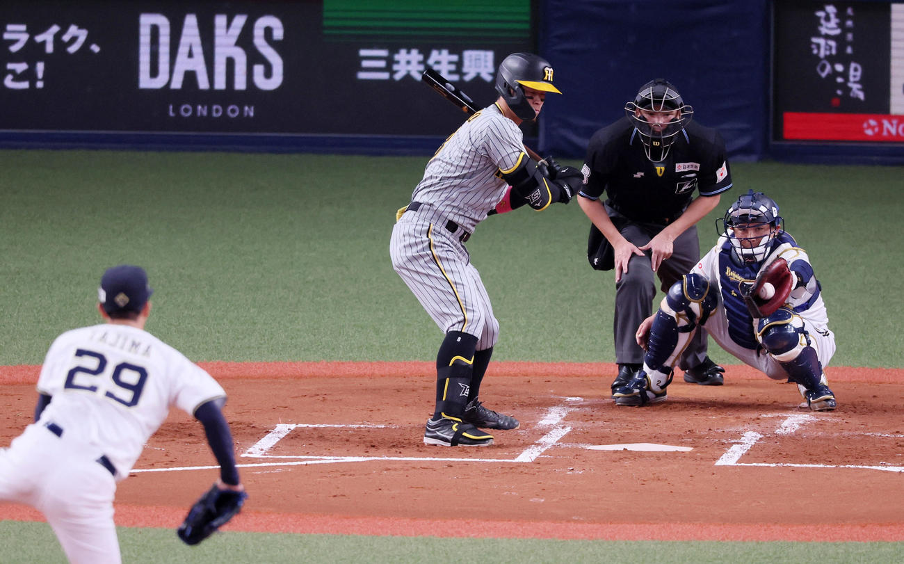 オリックス対阪神　2回表阪神無死、佐藤輝は四球を選ぶ。投手は田嶋（撮影・加藤哉）