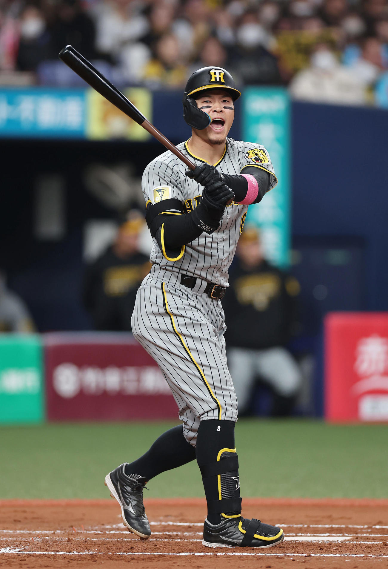 オリックス対阪神　2回表阪神無死、空振りし声をあげる佐藤輝（撮影・前田充）