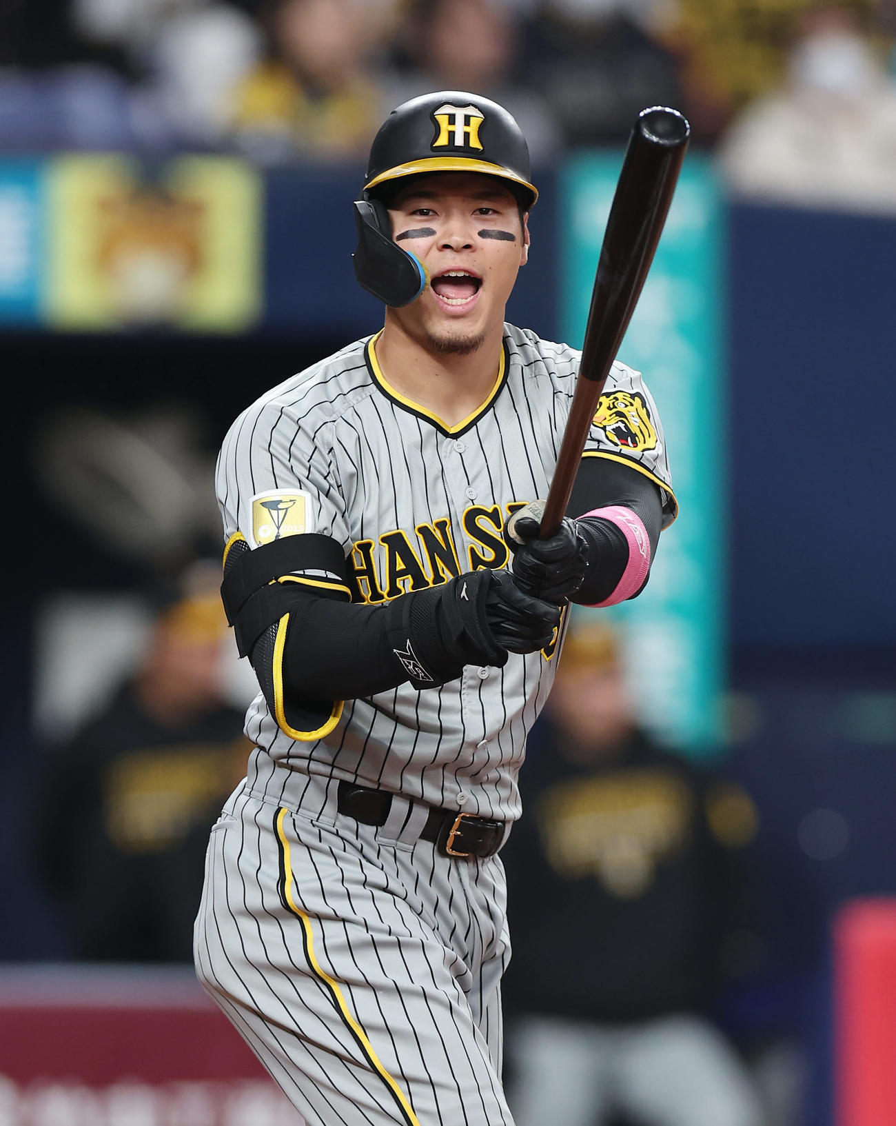 オリックス対阪神　2回表阪神無死、空振りし声をあげる佐藤輝（撮影・前田充）