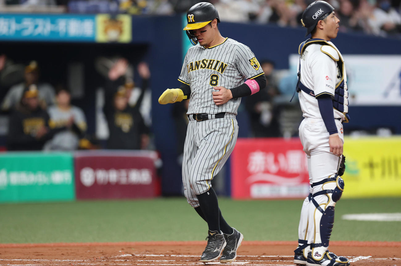 オリックス対阪神　2回表阪神無死一、二塁、原口の適時打で生還する二走佐藤輝。捕手若月（撮影・前田充）