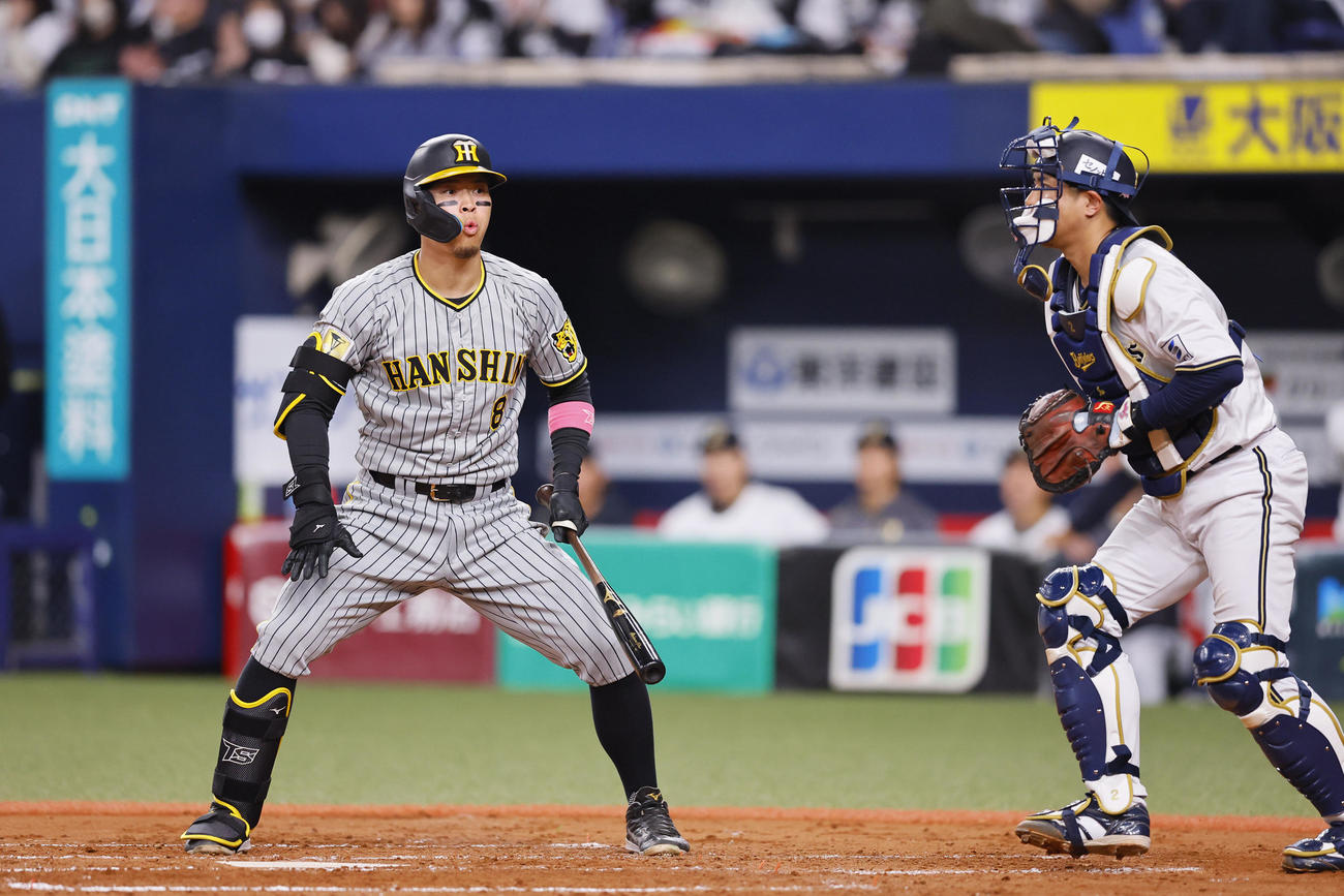 オリックス対阪神　3回表阪神1死一塁、見逃し三振に倒れる佐藤輝（撮影・藤尾明華）