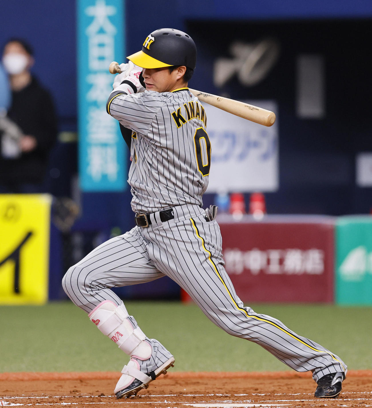 オリックス対阪神　2回表阪神1死一、二塁、木浪は中前打を放つ（撮影・藤尾明華）