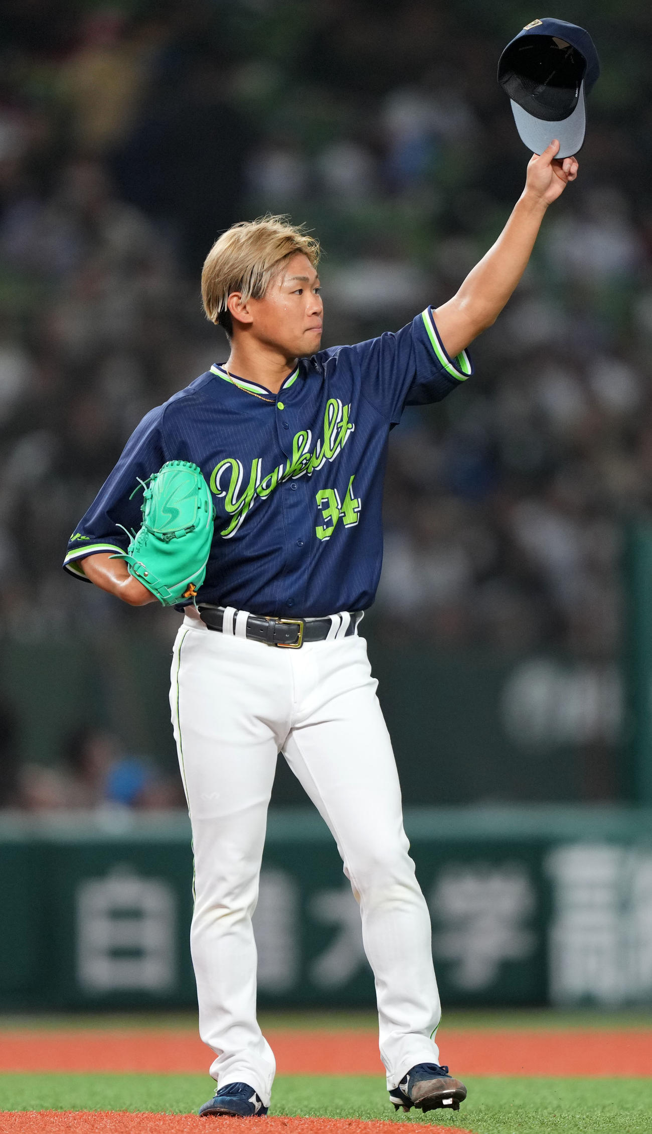 西武対ヤクルト　9回裏西武無死一塁、栗山の打球を好捕した丸山和に感謝する田口（撮影・横山健太）