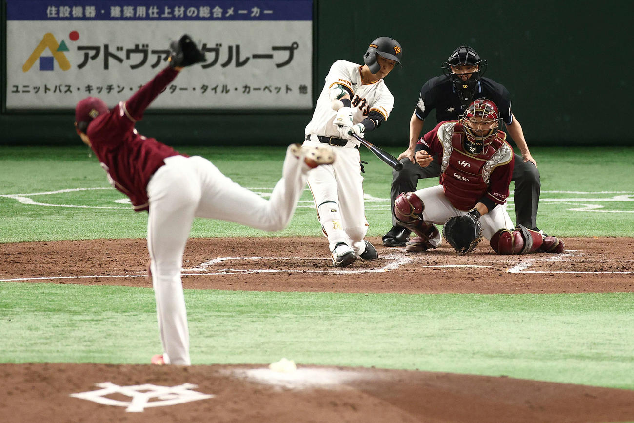 巨人対楽天　4回裏巨人1死一塁、右越え2点本塁打を放つ吉川。投手内（撮影・河田真司）