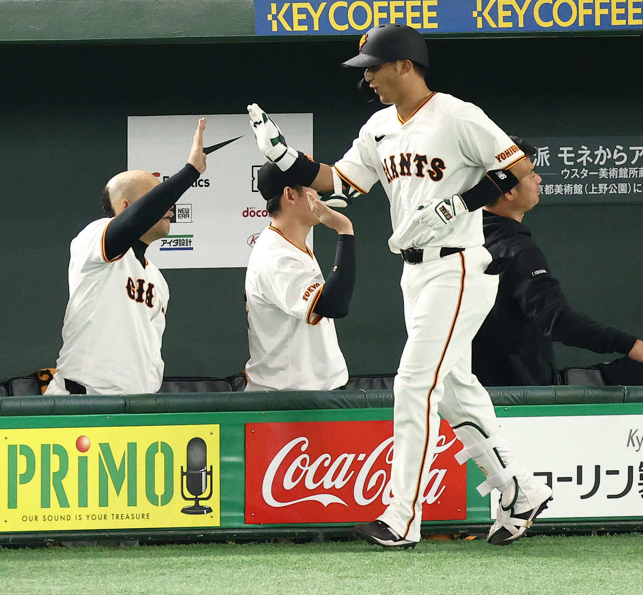 巨人対楽天　4回裏巨人1死一塁、右越え2点本塁打をで生還し、チームメートに迎えられる吉川（撮影・河田真司）