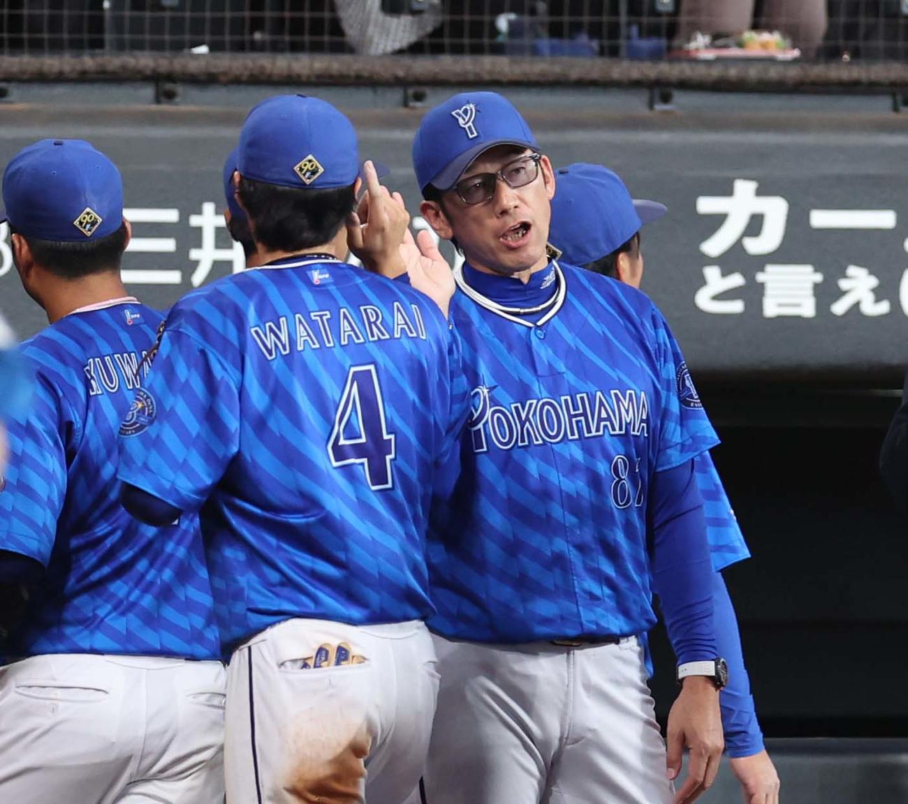 日本ハム対DeNA　試合後、度会らを出迎える三浦監督（撮影・黒川智章）