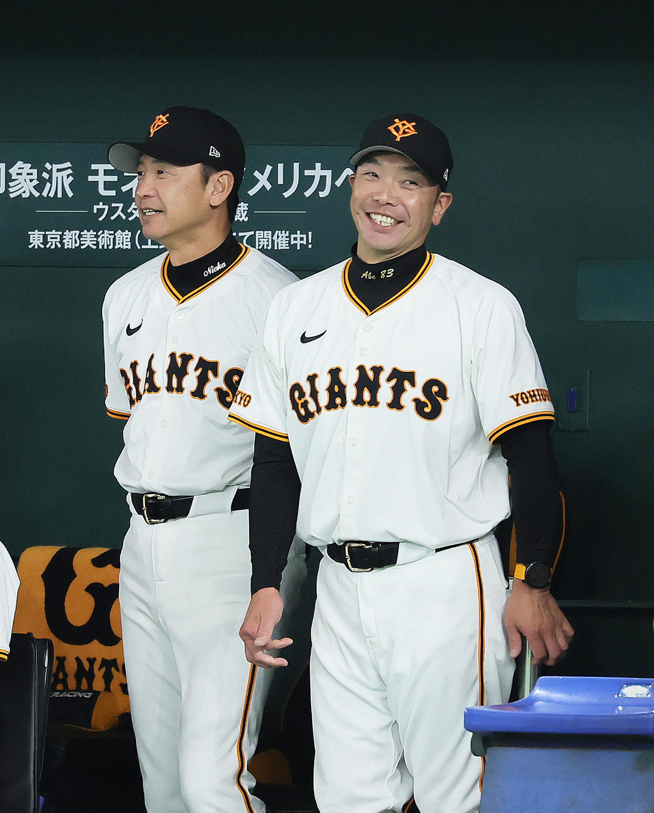巨人対楽天　ベンチで笑顔を見せる巨人阿部監督（右）（撮影・足立雅史）