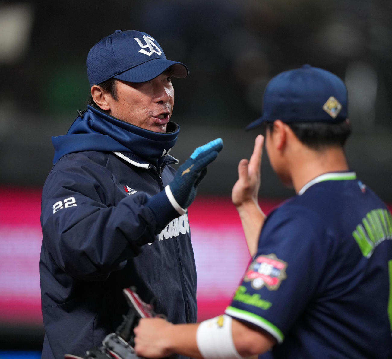 西武対ヤクルト　西武に勝利しタッチを交わすヤクルト高津監督（撮影・横山健太）