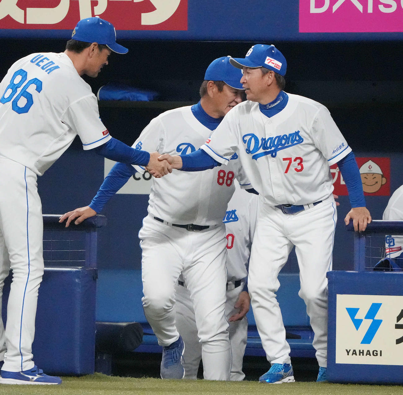 中日対ロッテ　試合終了、ロッテにサヨナラ勝利しスタッフと握手を交わす立浪監督（右）（撮影・森本幸一）