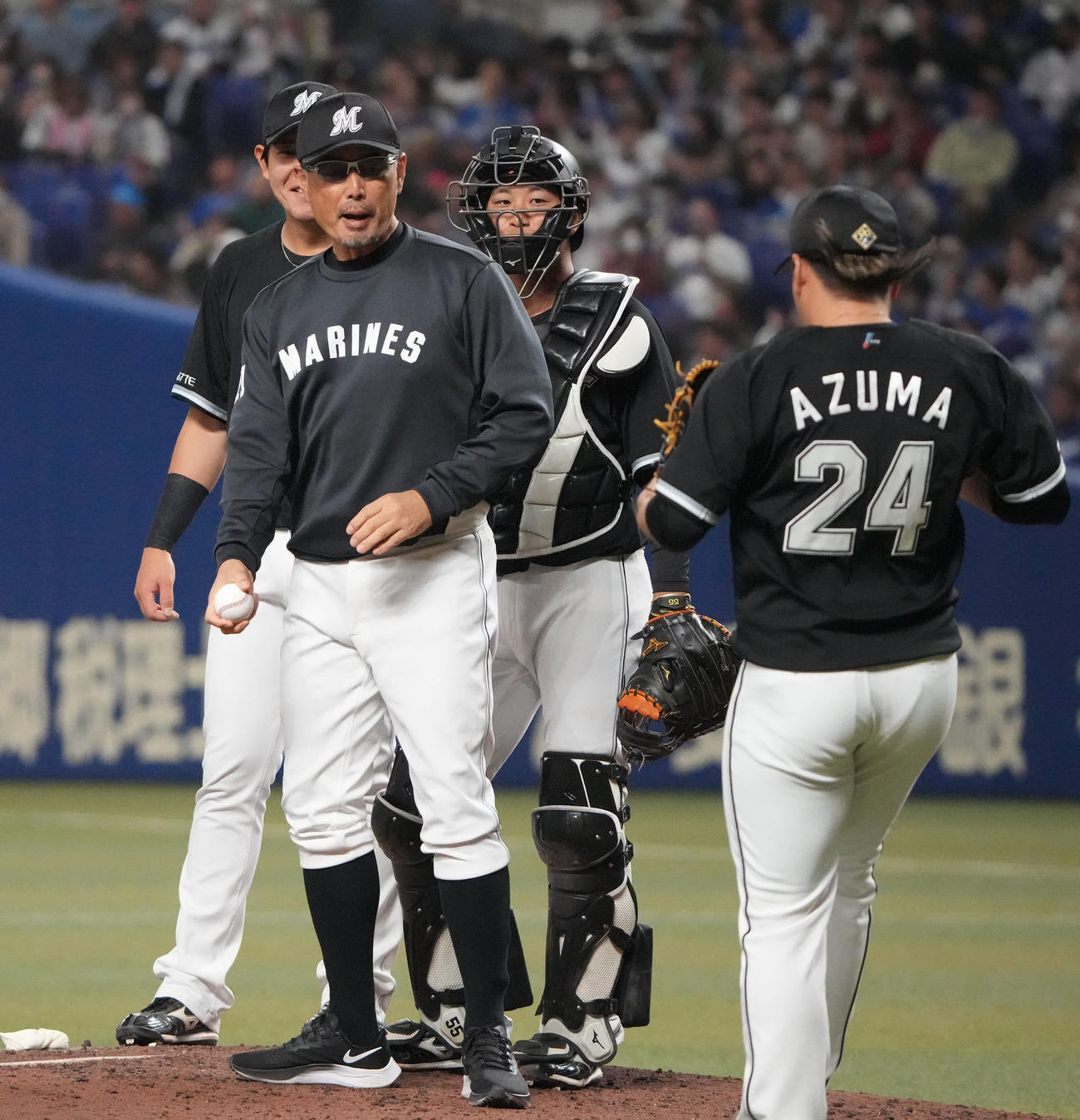 中日対ロッテ　9回裏中日1死三塁、投手交代を告げマウンドで東妻を迎える吉井監督（左から2人目）（撮影・森本幸一）