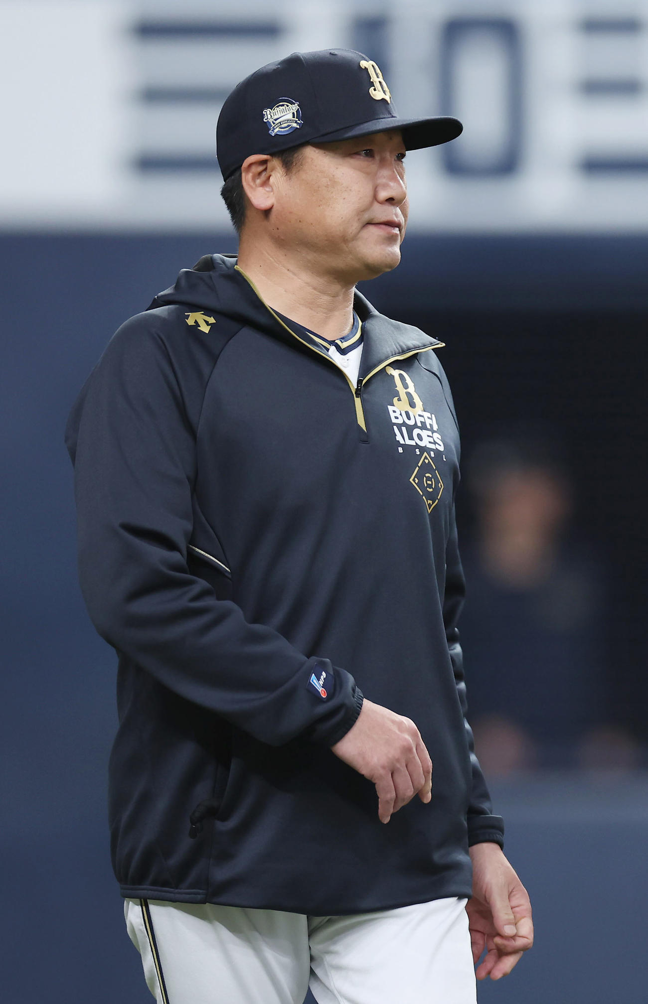 オリックス対阪神　4回を終え選手交代を告げるオリックス中嶋監督（撮影・前田充）
