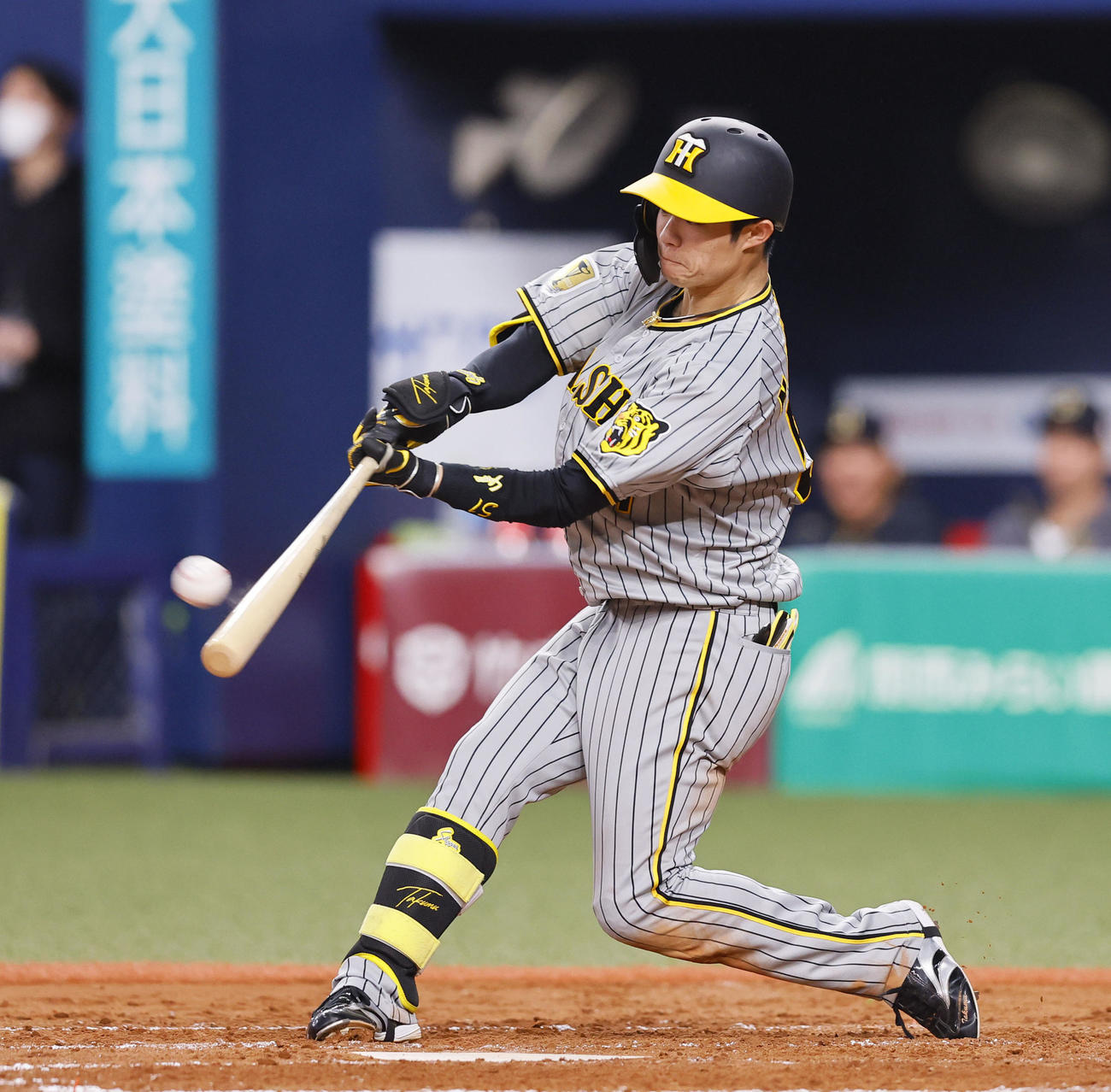 オリックス対阪神　5回表阪神1死一塁、中野は右翼線適時二塁打を放つ（撮影・藤尾明華）