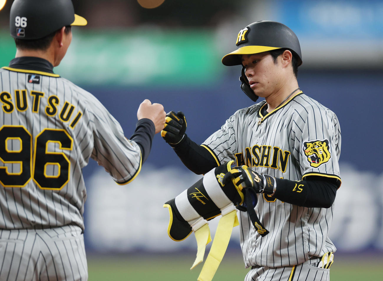 オリックス対阪神　3回表阪神無死、一塁へ内野安打を放った中野（右）（撮影・前田充）
