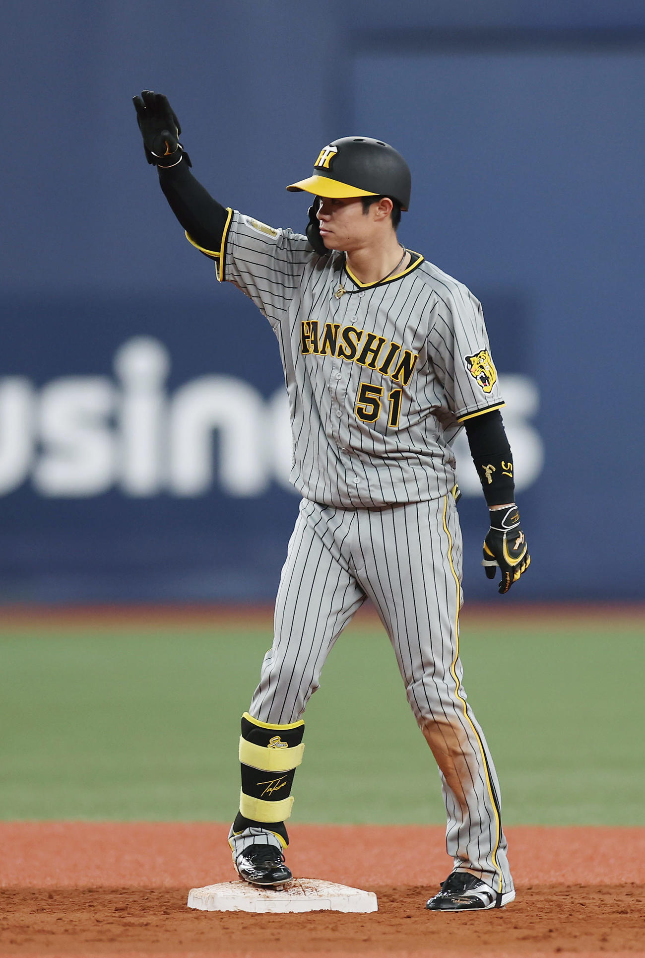 オリックス対阪神　5回表阪神1死一塁、右翼線へ勝ち越し適時二塁打を放ちポーズを決める中野（撮影・前田充）