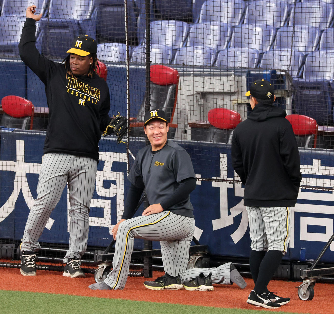 オリックス対阪神　練習中笑顔を見せる大山。左はミエセス、右は糸原（撮影・加藤哉）
