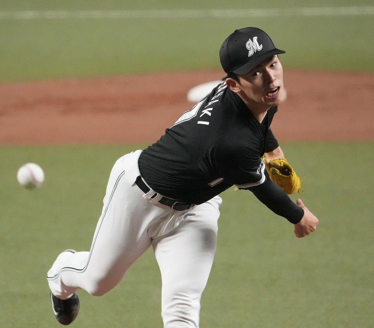中日対ロッテ　1回裏、力投するロッテ先発の佐々木（撮影・森本幸一）