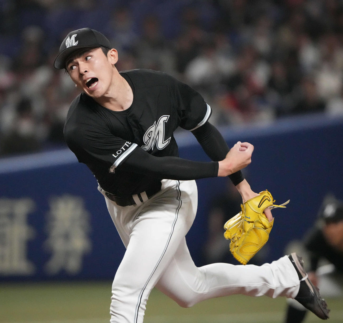 中日対ロッテ　3回裏、力投するロッテ先発の佐々木（撮影・森本幸一）