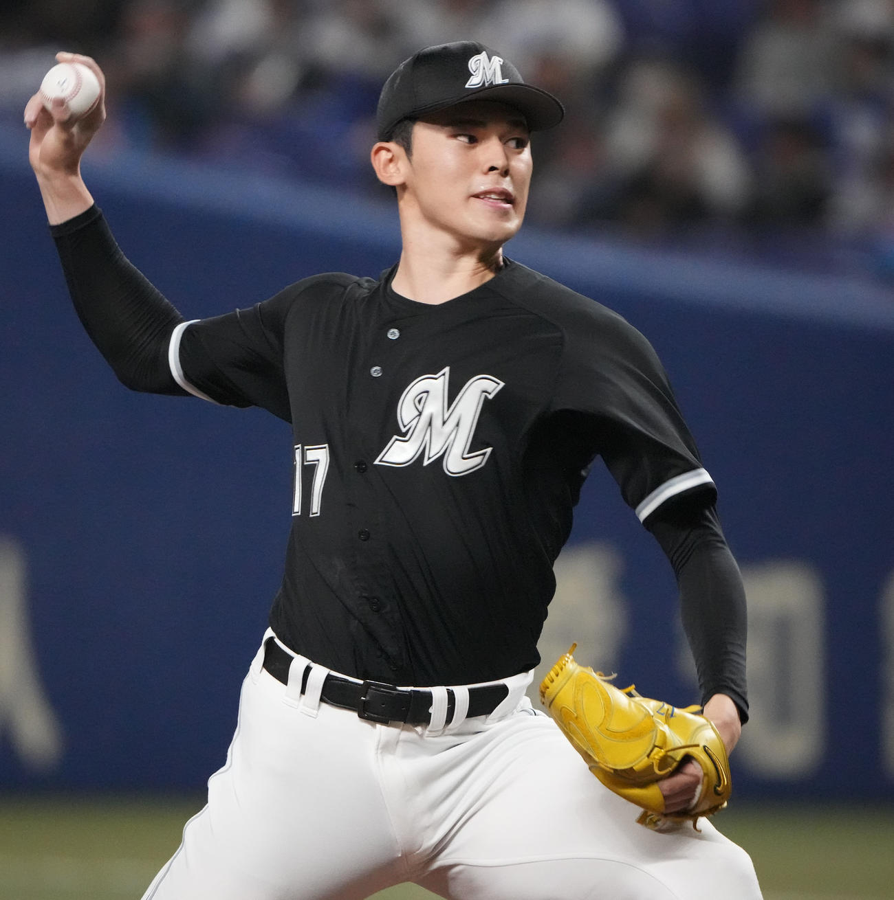 中日対ロッテ　4回裏、力投するロッテ先発の佐々木（撮影・森本幸一）