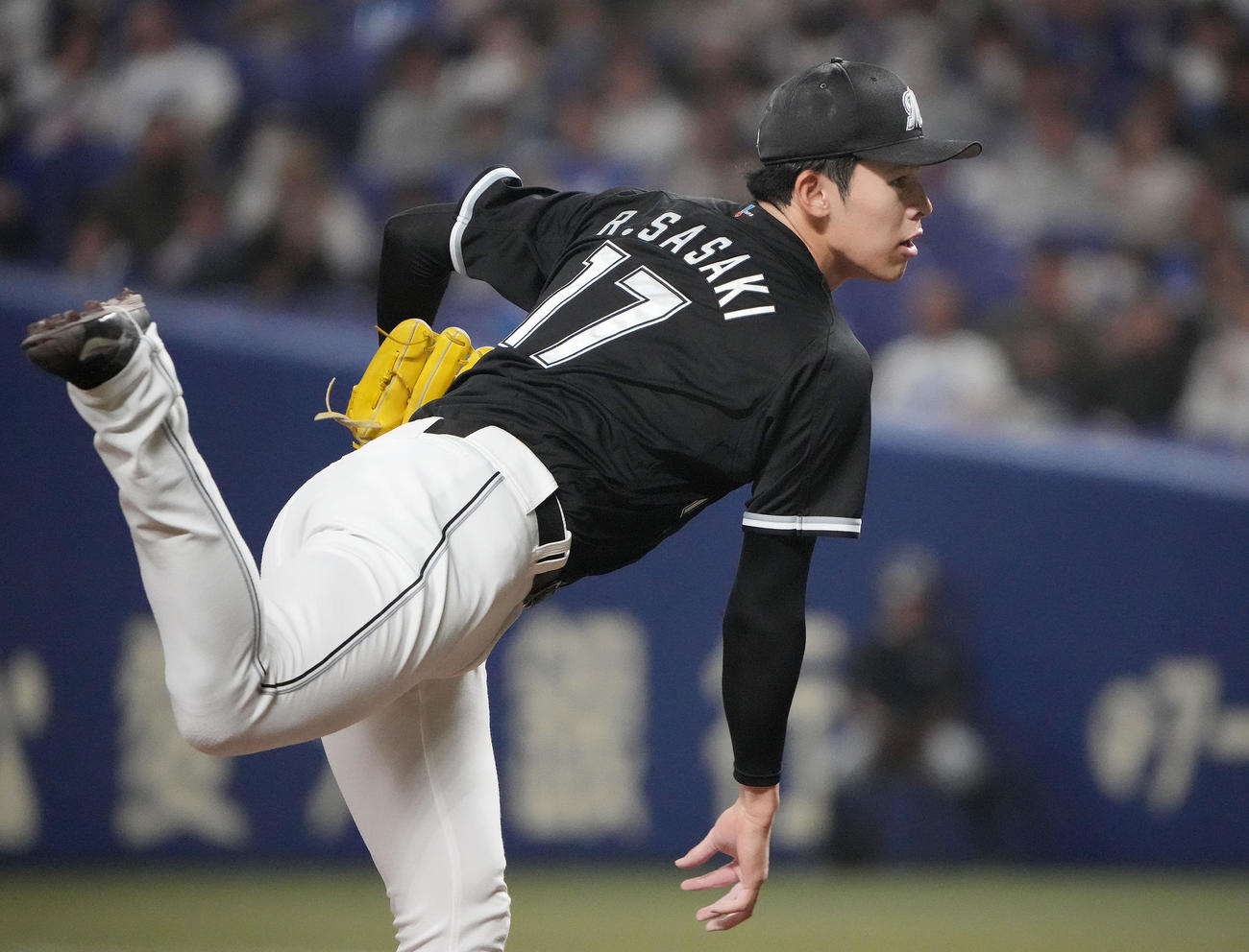 中日対ロッテ　4回裏、力投するロッテ先発の佐々木（撮影・森本幸一）