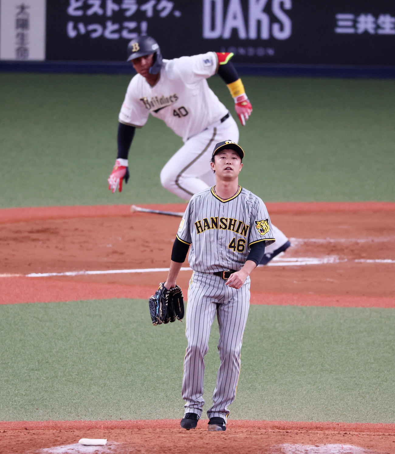 オリックス対阪神　7回裏オリックス1死一、三塁、島本は代打セデーニョに中適時打を打たれ同点とされる（撮影・加藤哉）