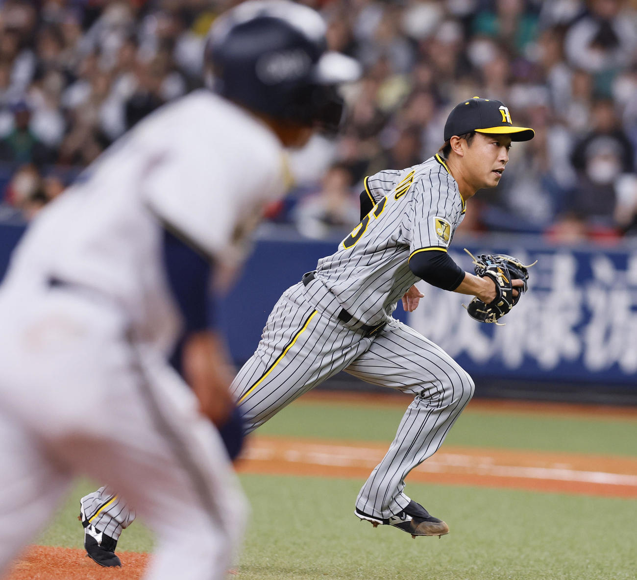 オリックス対阪神　7回裏オリックス2死二、三塁、打者西川のとき暴投で勝ち越しを許す島本（撮影・藤尾明華）