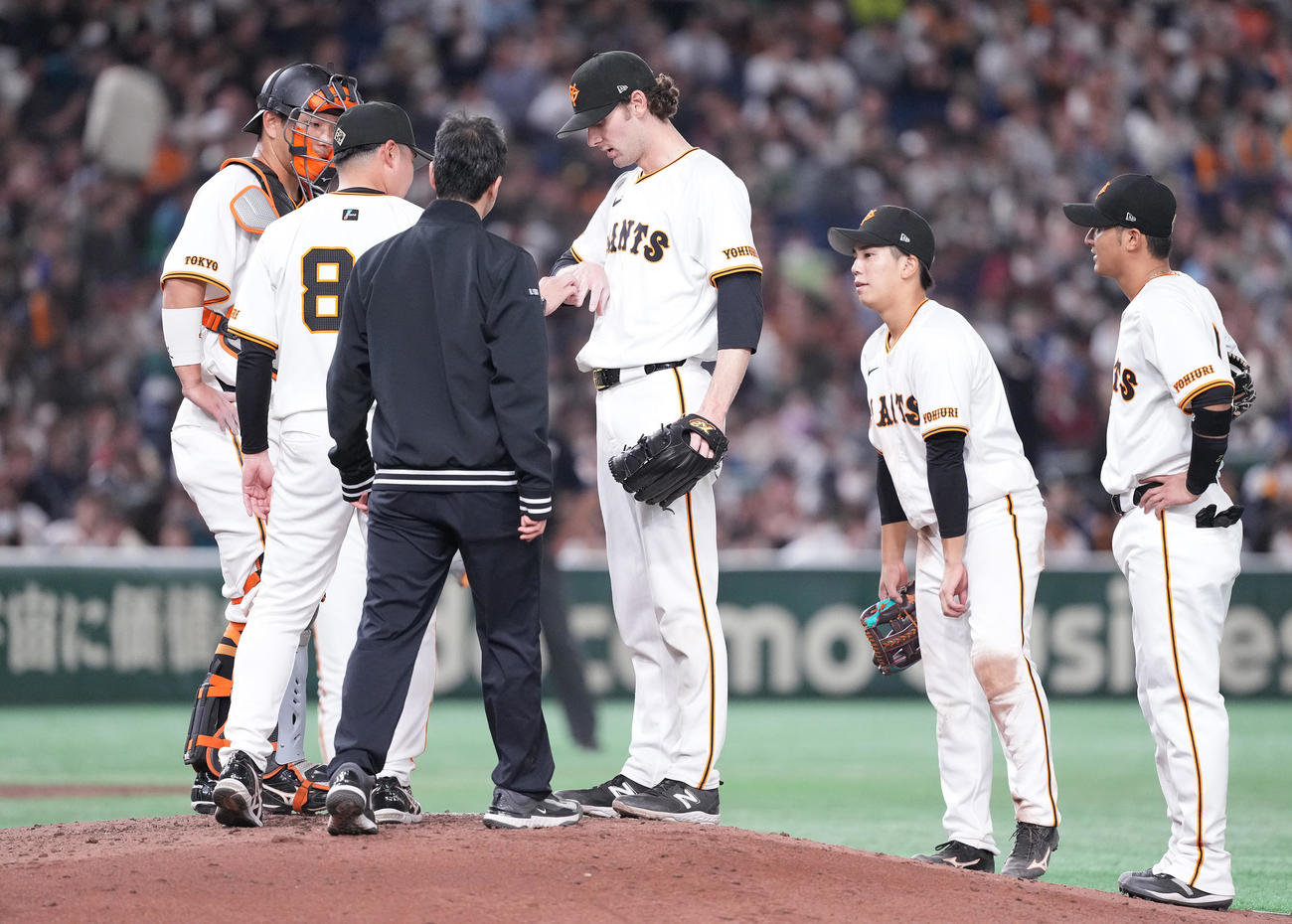 巨人対楽天　7回表途中、マウンドで手を気にする巨人ケラー（中央）（撮影・鈴木みどり）