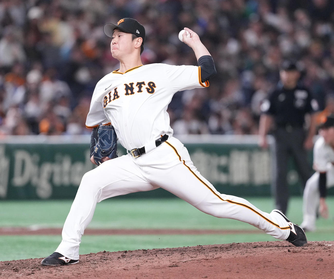 巨人対楽天　8回表から5番手で登板した巨人中川（撮影・鈴木みどり）