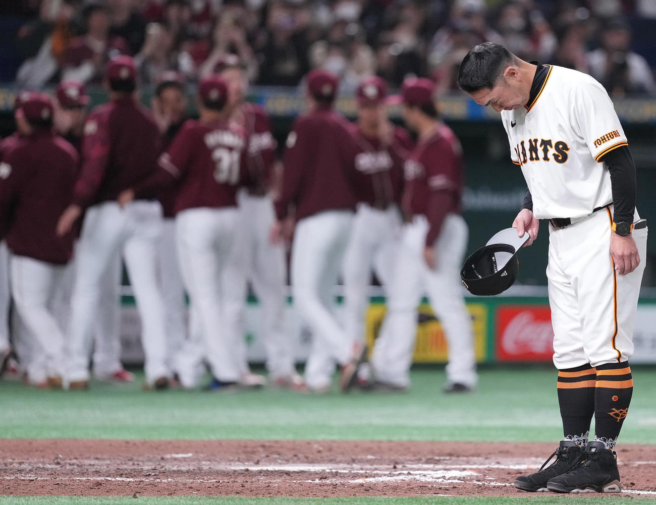 巨人対楽天　楽天に敗れ、ファンに一礼する巨人阿部監督（撮影・鈴木みどり）