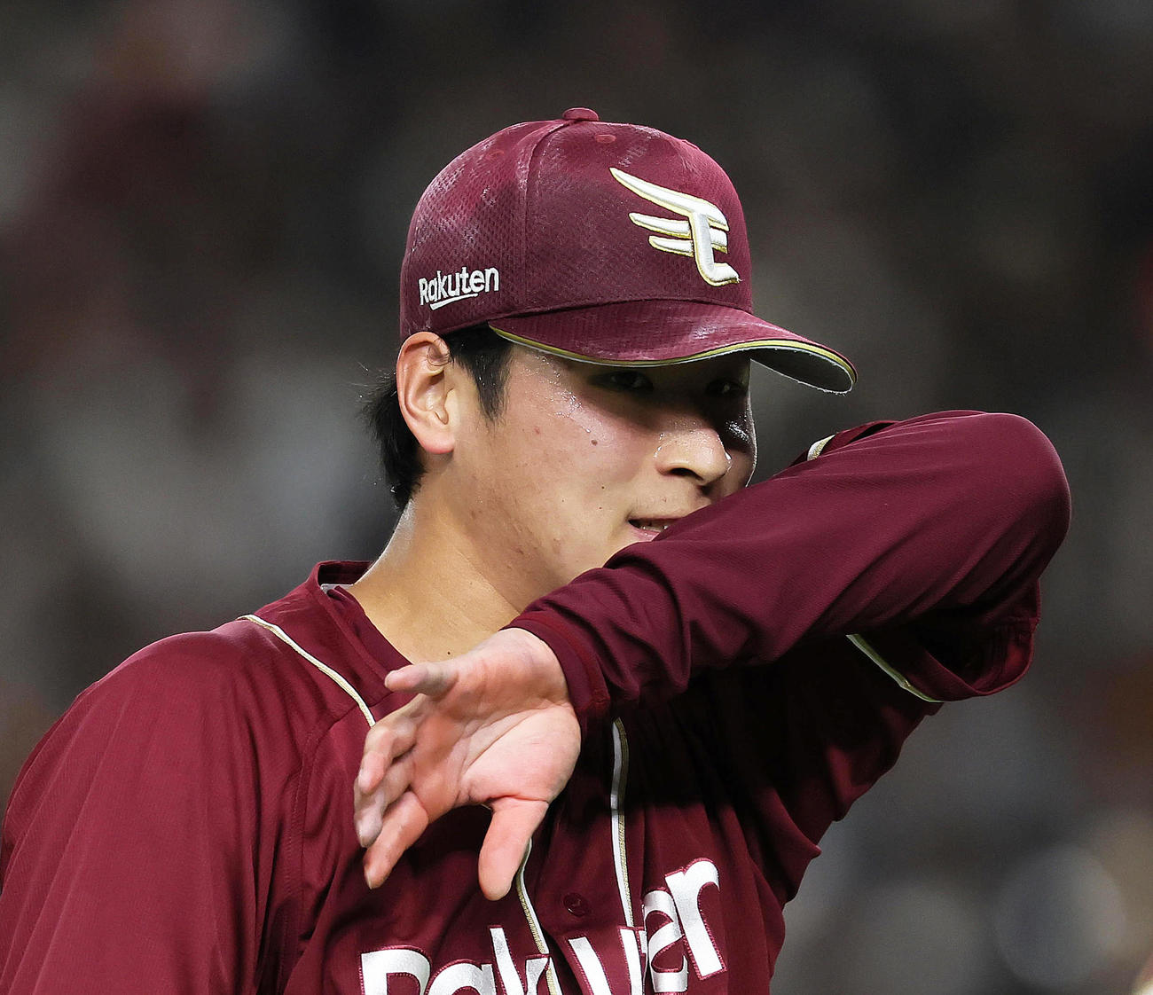 巨人対楽天　4回5失点の楽天内は渋い顔でベンチに戻る（撮影・足立雅史）