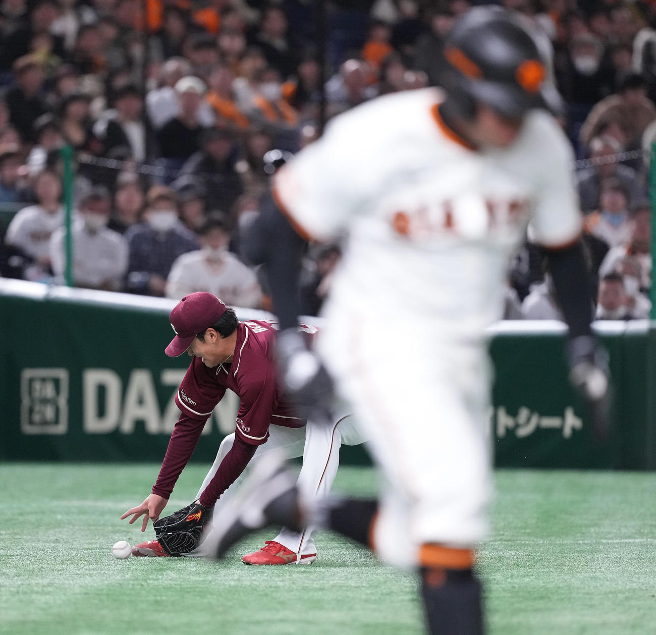 巨人対楽天　2回裏巨人無死、オドーアの打球を捕球し一塁へ送球するも、内野安打を許す内（撮影・鈴木みどり）