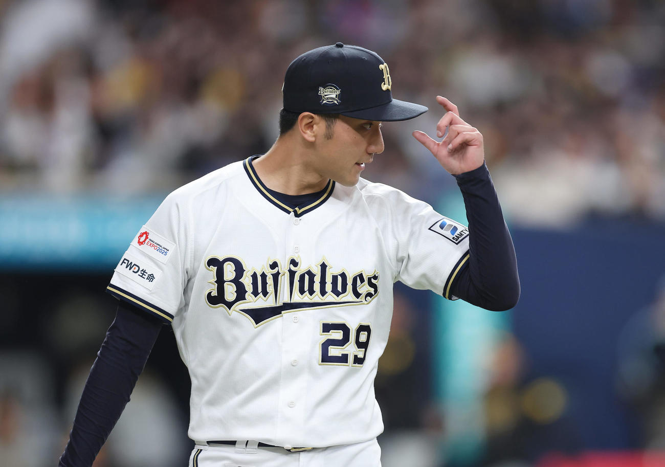 オリックス対阪神　4回表を投げ終えベンチへ戻る田嶋（撮影・前田充）
