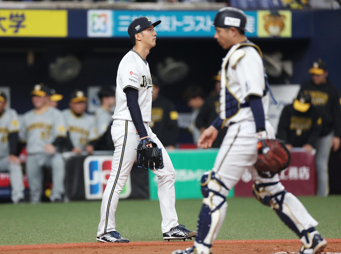 オリックス対阪神　2回表阪神無死一、二塁、原口に適時打を浴びた田嶋。捕手若月（撮影・前田充）