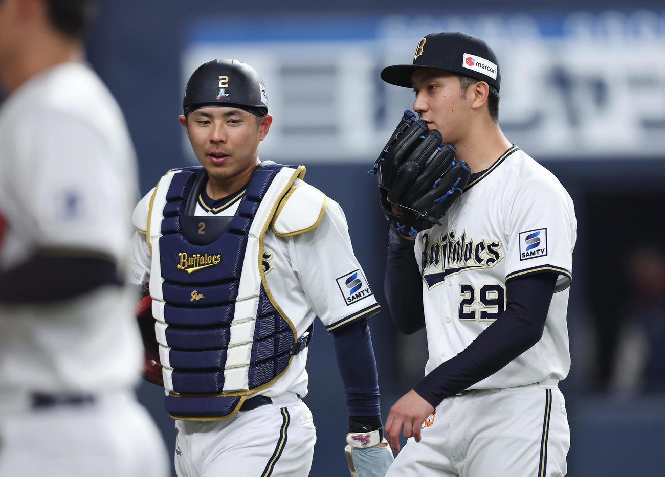 オリックス対阪神　3回表を投げ終え、言葉を交わしながらベンチへ戻るオリ若月（左）と田嶋（撮影・前田充）