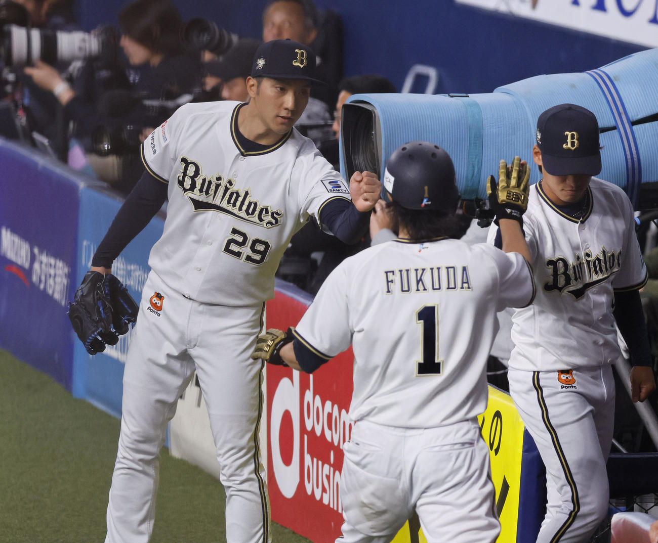 オリックス対阪神　1回裏オリックス2死二塁、頓宮の右中間への適時二塁打で生還した福田を出迎える田嶋（左）（撮影・藤尾明華）
