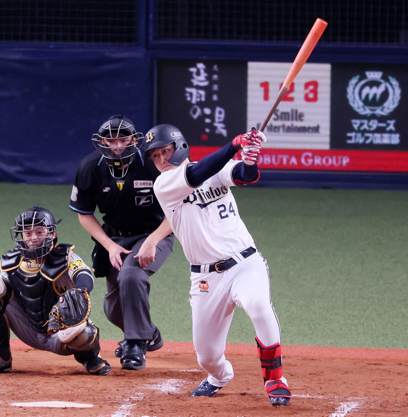 オリックス対阪神　4回裏オリックス2死一塁、紅林は右前打を放つ（撮影・加藤哉）