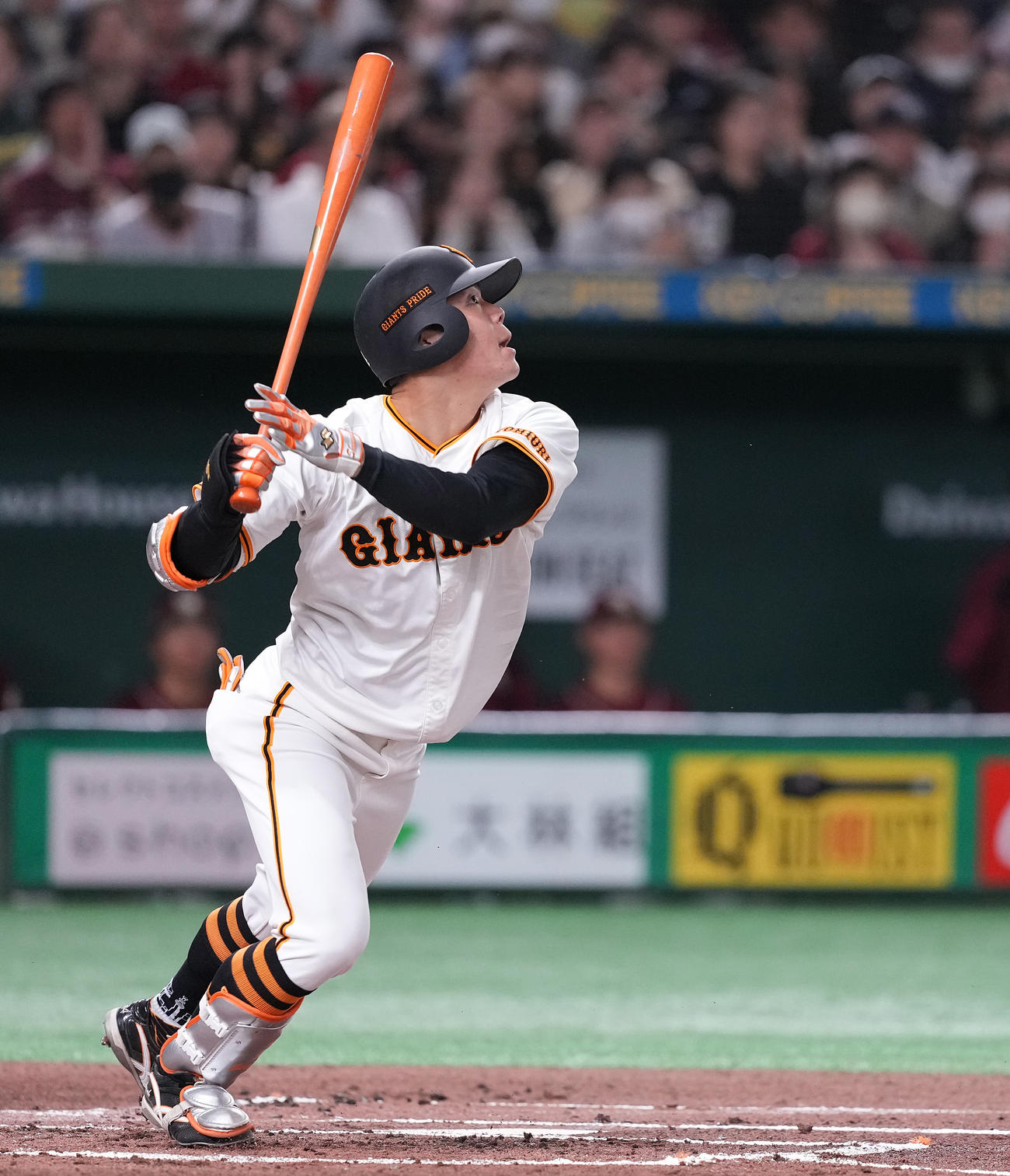 巨人対楽天　1回裏巨人無死、内野安打を放つ佐々木（撮影・鈴木みどり）