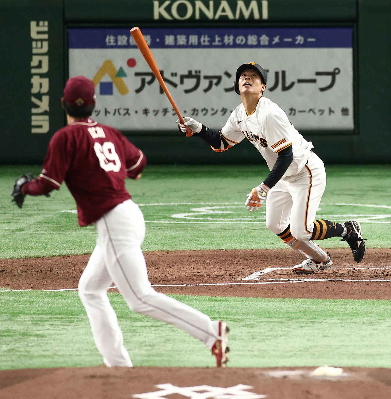 巨人対楽天　1回裏巨人無死、内野安打を放つ佐々木。投手内（撮影・河田真司）