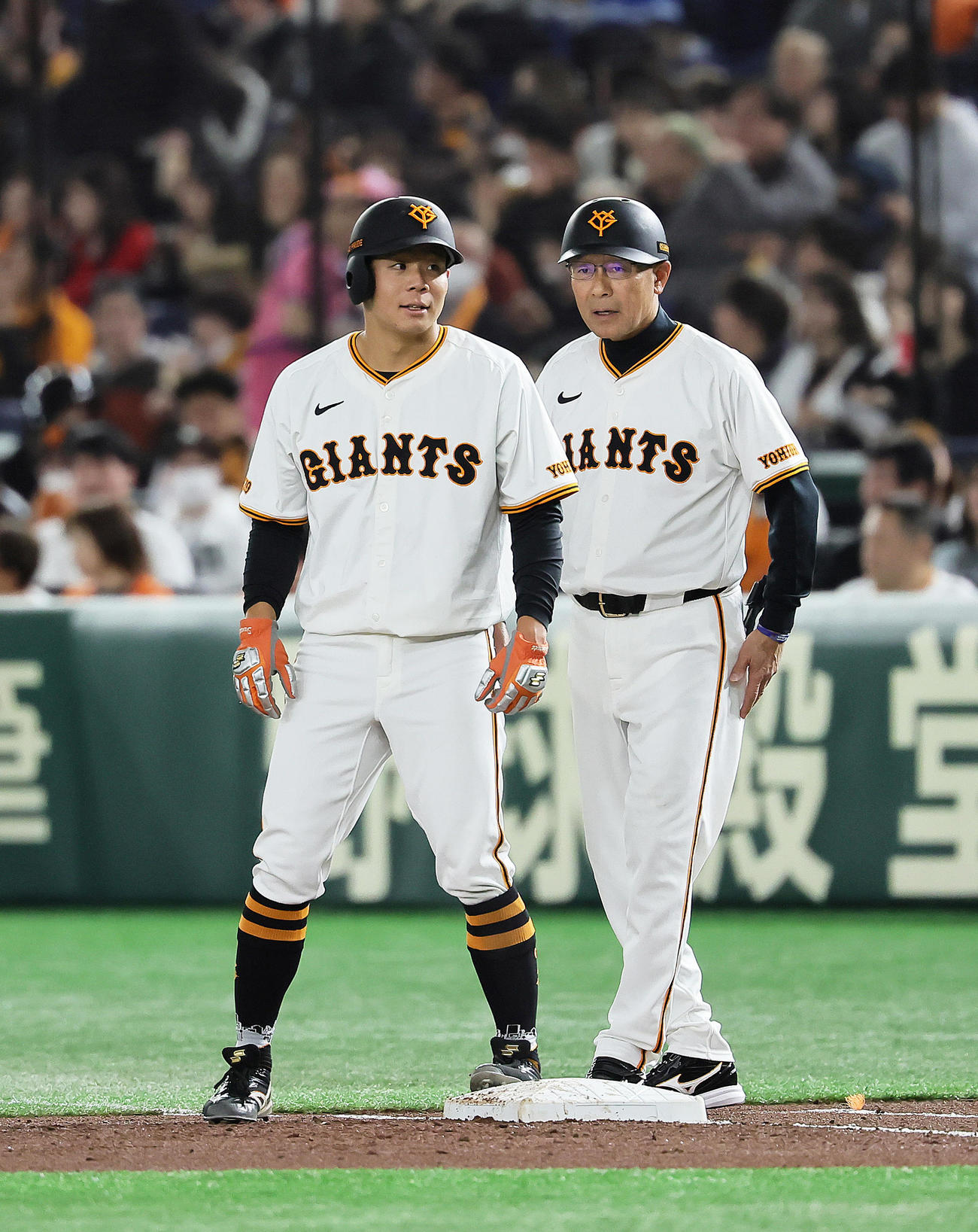 巨人対楽天　1回裏巨人無死、リプレー検証でアウト判定が覆り内野安打となった佐々木（左）（撮影・足立雅史）