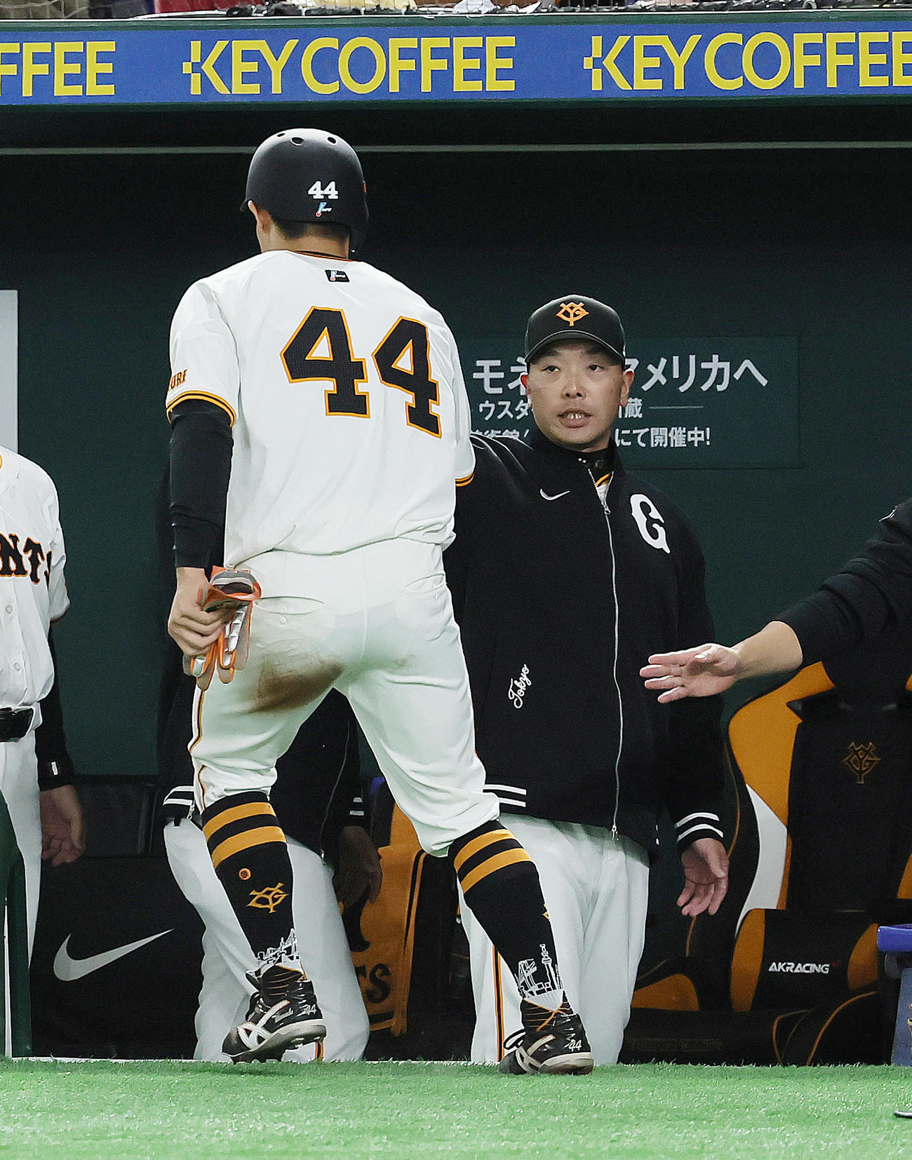 巨人対楽天　1回裏巨人1死二塁、丸の右中間2点本塁打で生還した佐々木（左）を迎える阿部監督（撮影・足立雅史）