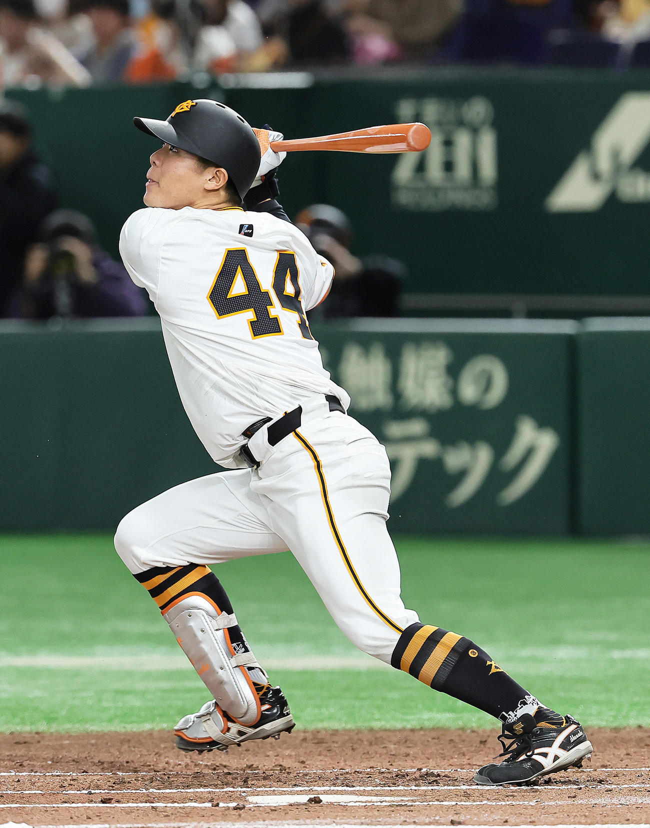 巨人対楽天　1回裏巨人無死、佐々木は内野安打を放つ（撮影・足立雅史）