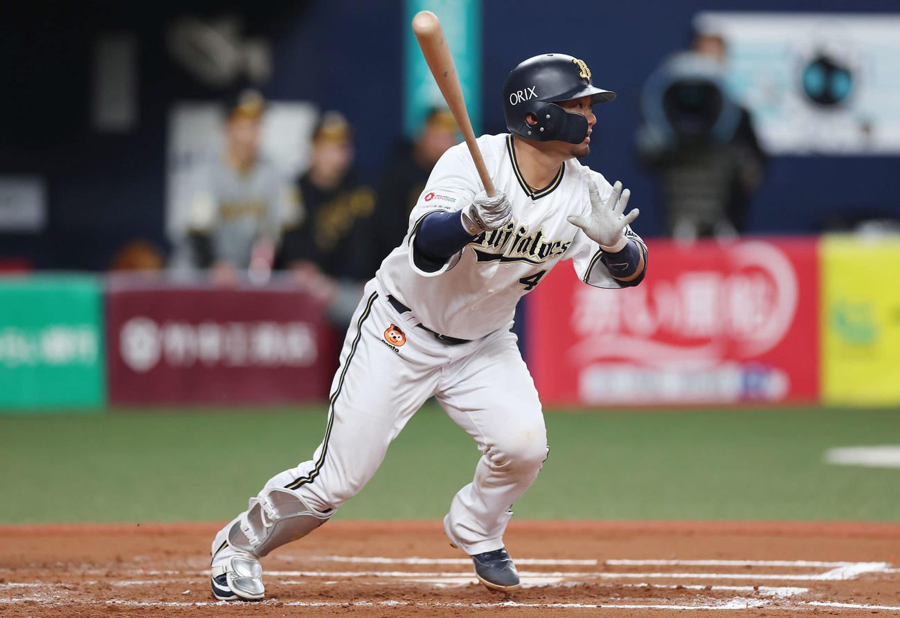 オリックス対阪神　7回裏オリックス1死一塁、右前打を放つ森（撮影・前田充）