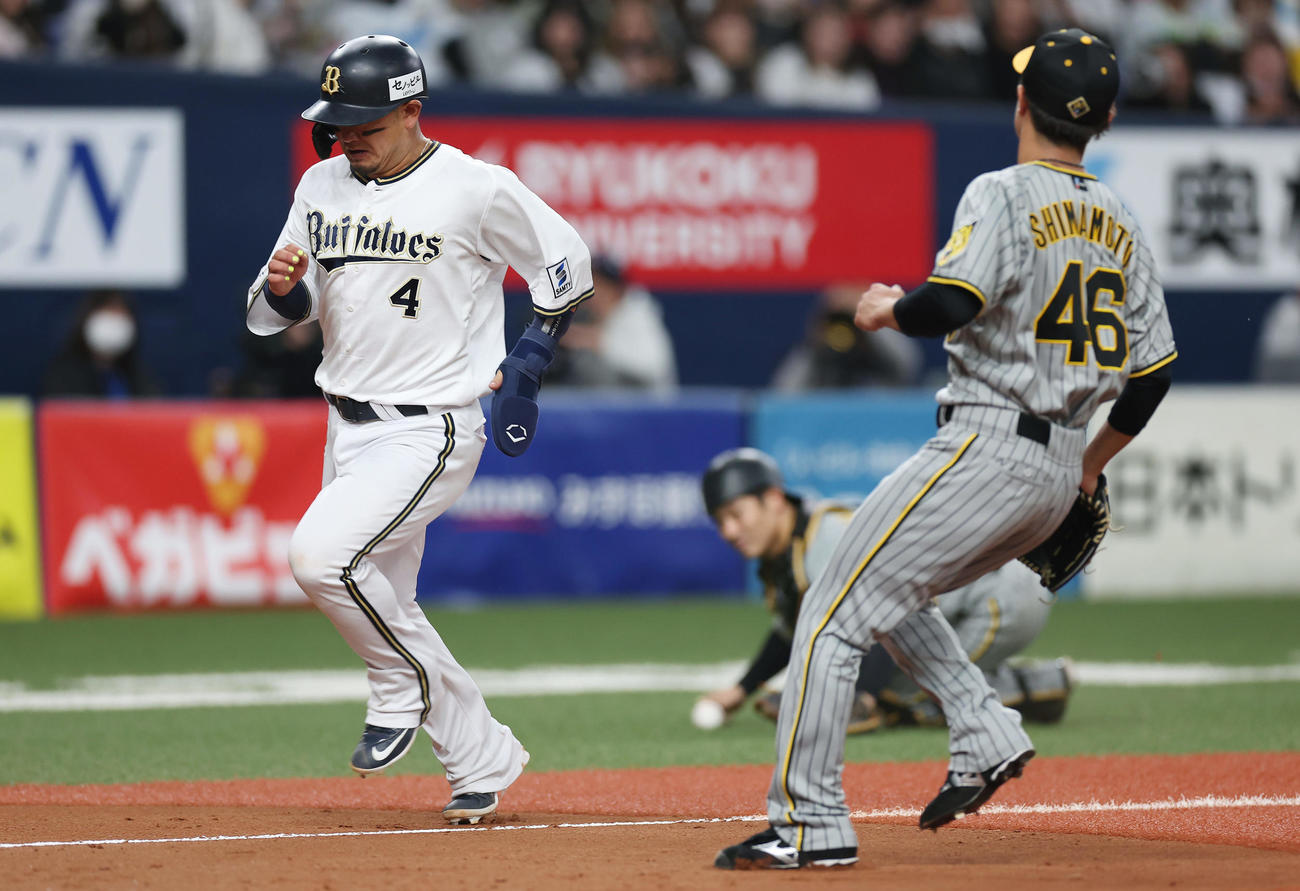 オリックス対阪神　7回裏オリックス2死二、三塁、島本（右）の暴投で勝ち越しの生還を果たす三走森（撮影・前田充）