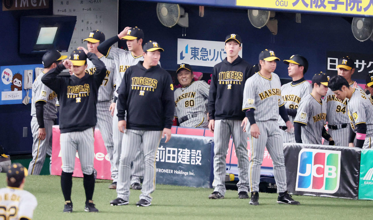 オリックス対阪神　6回裏を終えベンチで笑顔を見せる岡田監督（中央）（撮影・加藤哉）