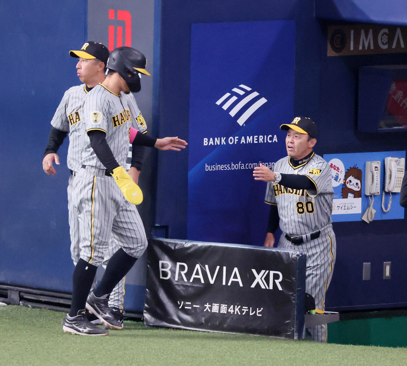 オリックス対阪神　2回表阪神無死一、二塁、原口の右適時打で生還した三塁走者佐藤輝（左）を出迎える岡田監督（撮影・加藤哉）